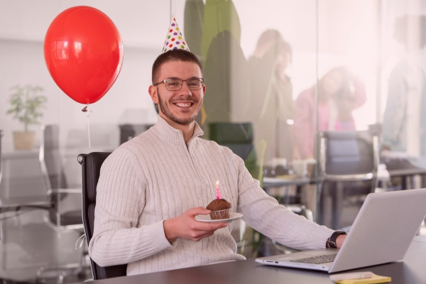 Ziua de naștere la birou. Idei și recomandări pentru a sărbători cu echipa
