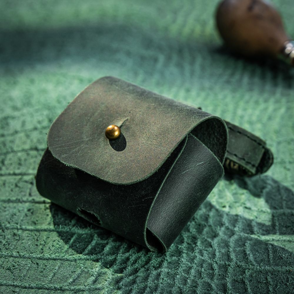 Vintage earbud case, green