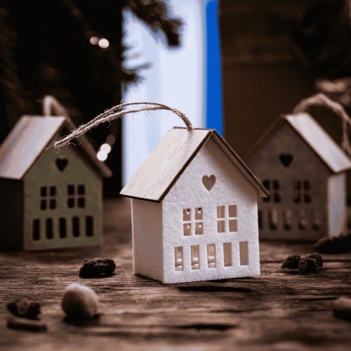 Casuta ornament din lemn si fetru Casuta ornament din lemn si fetru*