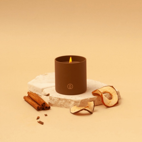 Glow Warm Wonder scented candle,                                       apple & cinnamon scent, light brown *